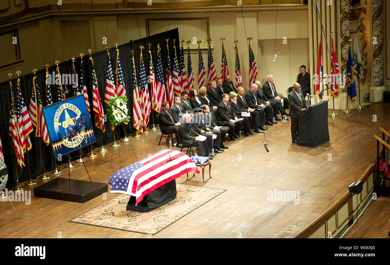 Marshal des États-Unis pour le District Est de New York, William Sibert, prononce une allocution lors d'un service commémoratif pour vice-maréchal de l'Américain John B. Perry à Powell Symphony Hall à St Louis le 13 mars 2011. Perry, 48 ans, est mort des suites de blessures reçues alors qu'un mandat d'arrêt sur une résidence, le 8 mars. Perry avait été affecté à la U.S. Marshals Le District de l'Est du Missouri à St Louis depuis juillet 2005, où il a servi comme chef d'équipe sur le fugitif en groupe de travail et a été l'districtÕs ÊUPI.instructeur d'armes à feu/Shane T. McCoy / US Marshals Banque D'Images