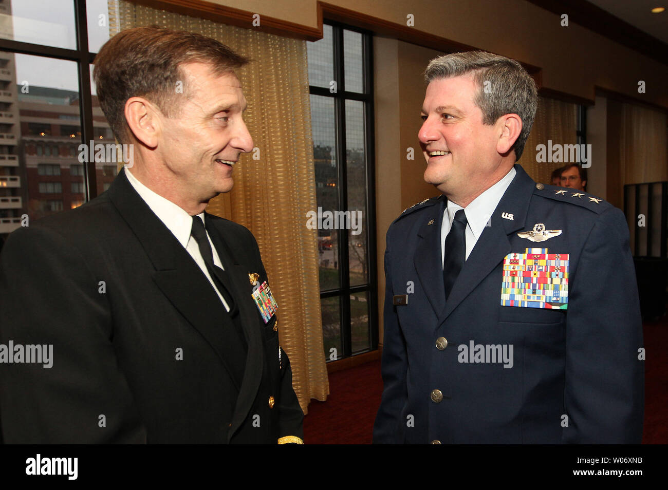 Le Vice-amiral Mark D. Harnitchek Commandant adjoint, United States Transportation Command, Scott Air Force Base, de mauvais (L) et le lieutenant général Vern M. 'Rusty' Findley II , Vice-commandant, de l'Air Mobility Command, Scott Air Force Base, dans l'Illinois partager conversation befroe le début de l'usage du Missouri's 'Salute à Heros' à St Louis le 24 mars 2011. UPI/Bill Greenblatt Banque D'Images