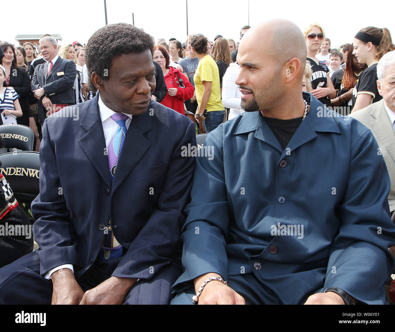 National Baseball Hall of Fame états Lou Brock (L) parle avec St. Louis Cardinals Albert Pujols avant qu'une cérémonie d'une nouvelle statue de Brock au Complexe sportif Lou Brock sur le campus de Lindenwood University à Saint Charles, Missouri, le 18 avril 2011. UPI/Bill Greenblatt Banque D'Images