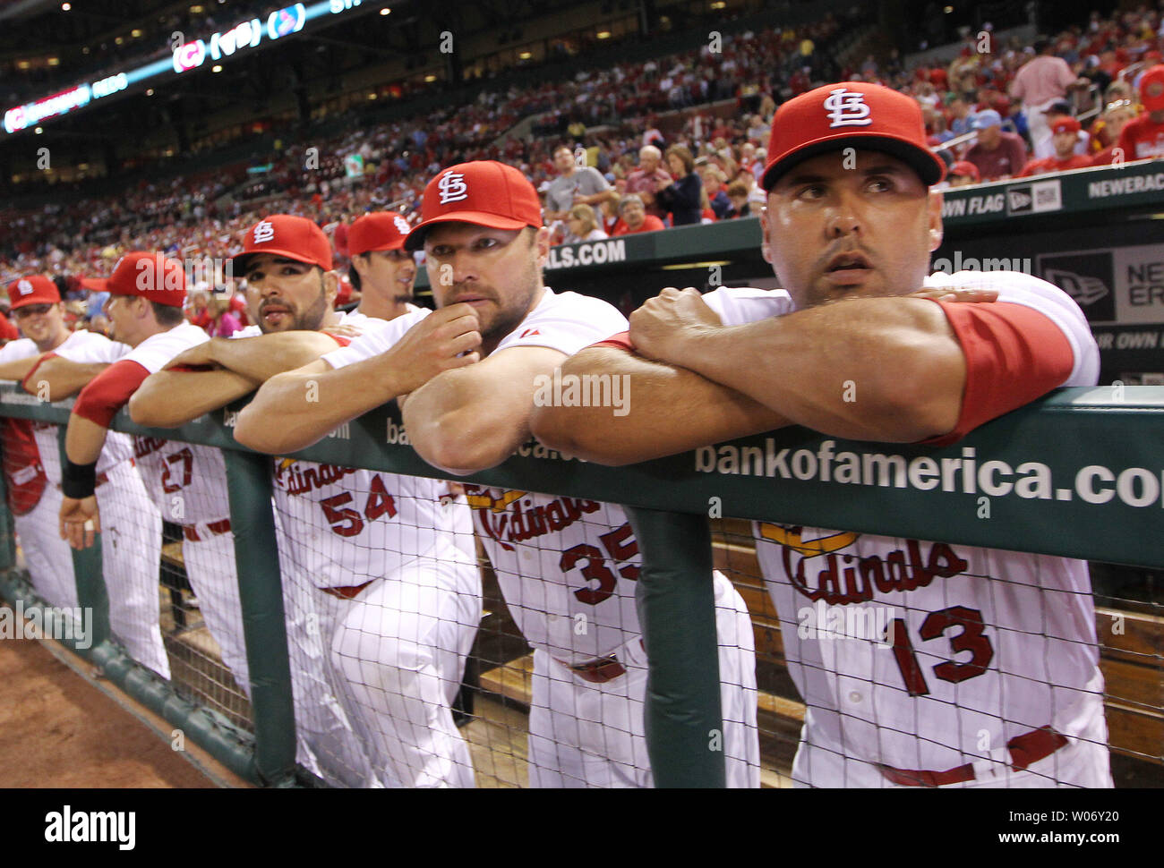 Cardinals de Saint-Louis joueurs (R POUR L) Gerald Laird, Jake Westbrook et Jaime Garcia attendre le début du match contre les Reds de Cincinnati au Busch Stadium de Saint-Louis le 22 avril 2011. UPI/Bill Greenblatt Banque D'Images