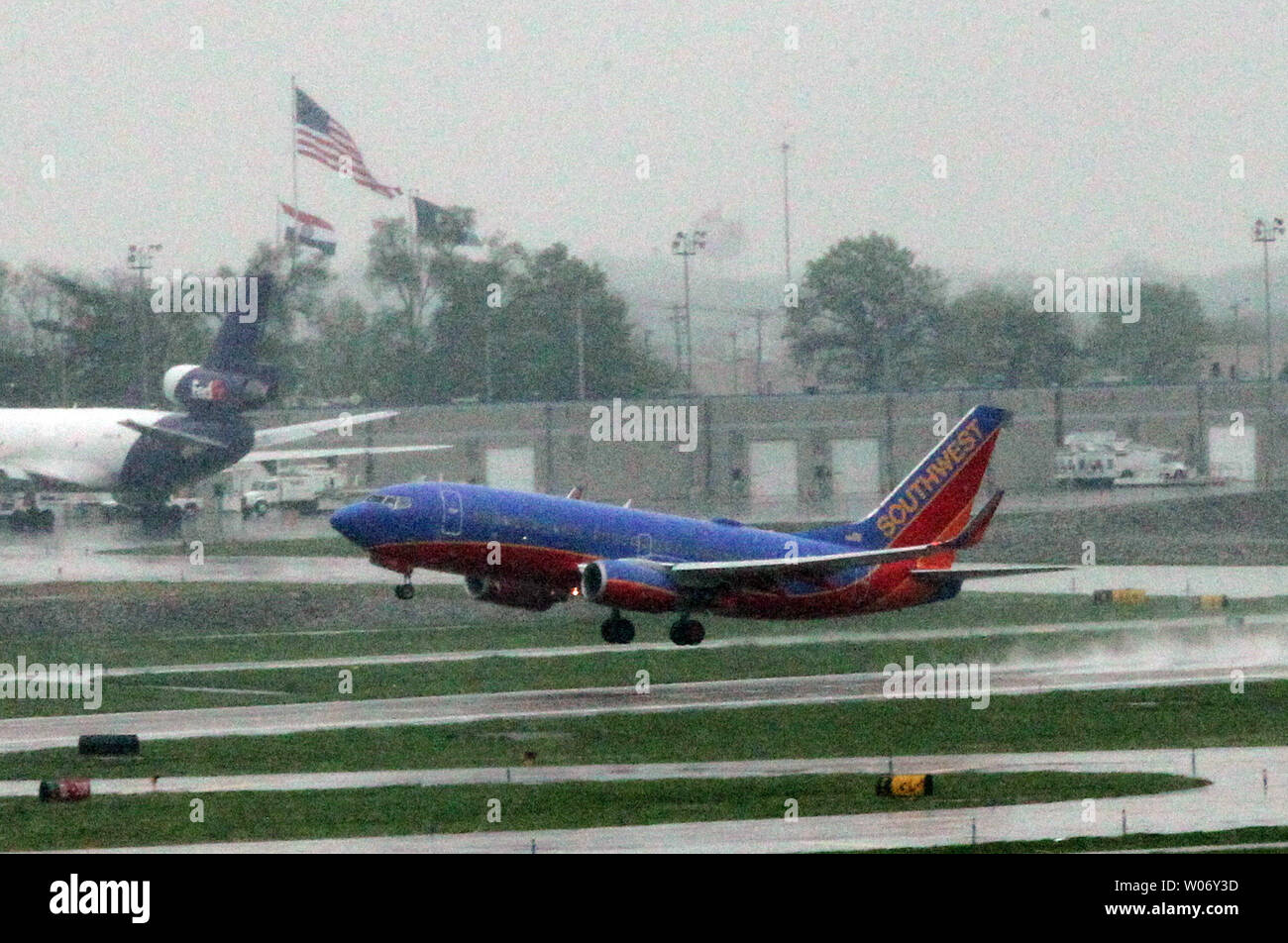 Comme la pluie tombe, les avions sont de nouveau à l'Aéroport International de St Louis Lambert le 24 avril 2011. Une tornade F-4, qui a frappé l'aéroport et environs le 22 avril 2011, l'a fermé en raison de bris de fenêtres et toits d'être arrachée dans une gare. Les responsables de l'aéroport dit Lambert sera exploité à environ 60 pour cent jusqu'à ce que les réparations soient effectuées. UPI/Bill Greenblatt Banque D'Images