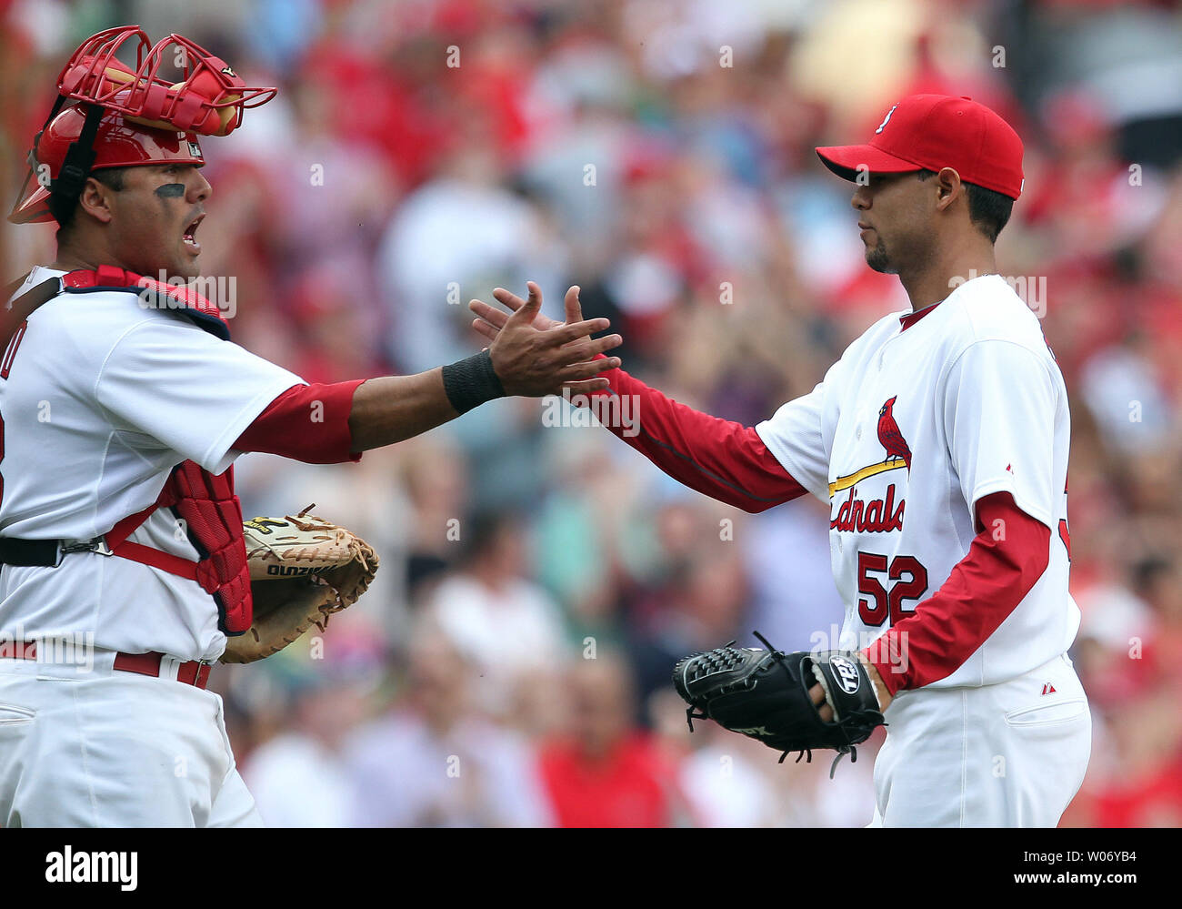 Cardinals de Saint-Louis catcher Gerald Laird (L) félicite Eduardo Sanchez pitcher pour l'enregistrer et le 6-3 contre les Marlins de la Floride au Busch Stadium de Saint-Louis le 5 mai 2011. UPI/Bill Greenblatt Banque D'Images