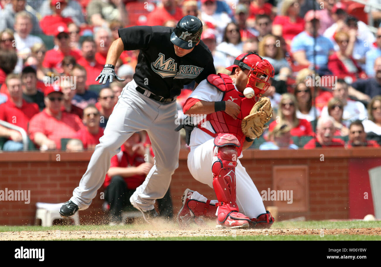 Les Florida Marlins Greg Dobbs est passé St. Louis Cardinals catcher Gerald Laird, marquant de la deuxième base sur un seul par Omar Infante dans la cinquième manche au Busch Stadium de Saint-Louis le 5 mai 2011. Saint Louis a gagné le match 6-3. UPI/Bill Greenblatt Banque D'Images