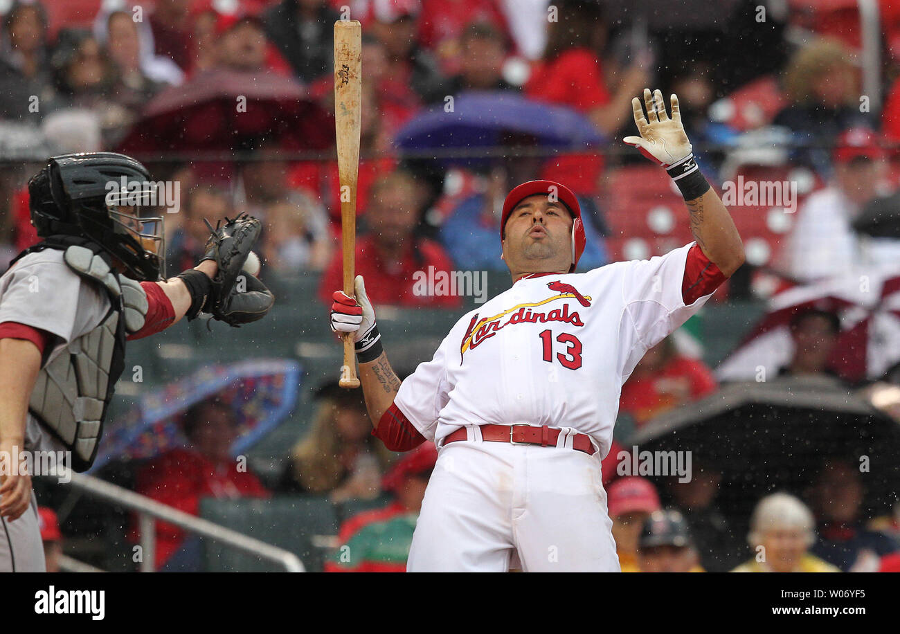 Cardinals de Saint-Louis Gerald Laird recule d'un haut ton comme Astros de Houston catcher Humberto Quintero rend le saisir dans la huitième manche au Busch Stadium de Saint-Louis le 19 mai 2011. Saint Louis a gagné le match 4-2. UPI/Bill Greenblatt Banque D'Images