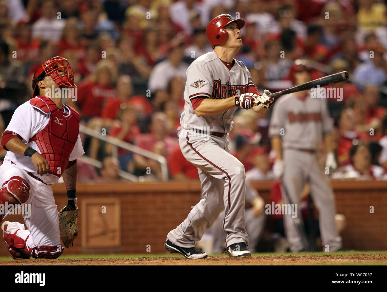 Arizona Diamondbacks Kelly Johnson et Saint Louis Cardinals catcher Gerald Laird regarder un grand slam home run dans la septième manche au Busch Stadium de Saint-Louis le 8 juillet 2011. UPI/Bill Greenblatt Banque D'Images