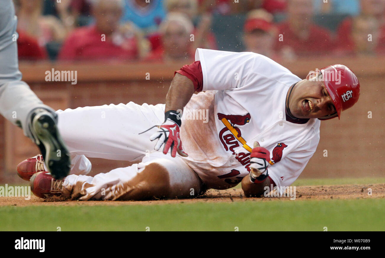 Cardinals de Saint-Louis catcher Gerald Laird jette sur le sol dans la douleur après avoir marqué sur un Corey Patterson double dans la deuxième manche contre les Astros de Houston au Busch Stadium de Saint-Louis Le 28 juillet 2011. Laird a quitté le match. UPI/Bill Greenblatt Banque D'Images