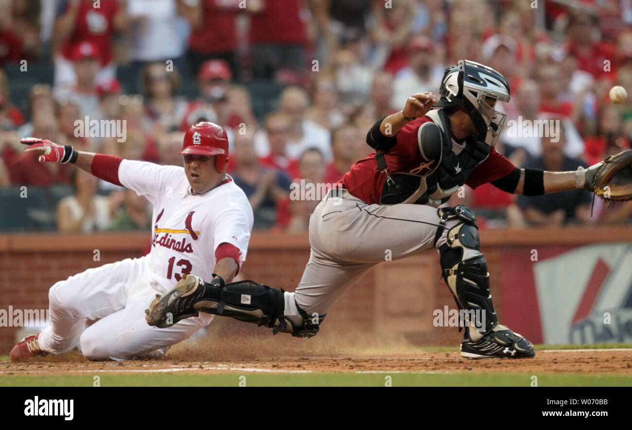 Cardinals de Saint-Louis Gerald Laird (L) derrière les Astros de Houston catcher Carlos Corporan dans la deuxième manche au Busch Stadium de Saint-Louis Le 28 juillet 2011. Laird a obtenu à partir de la deuxième base sur un lit par Corey Patterson. UPI/Bill Greenblatt Banque D'Images