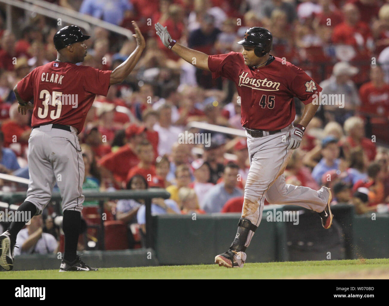 Astros de Houston Carlos Lee (R) frappe les mains avec l'entraîneur de troisième Dave Clark après avoir frappé un home run solo en sixième manche contre les Cardinals de Saint-Louis au Busch Stadium de Saint-Louis Le 28 juillet 2011. UPI/Bill Greenblatt Banque D'Images