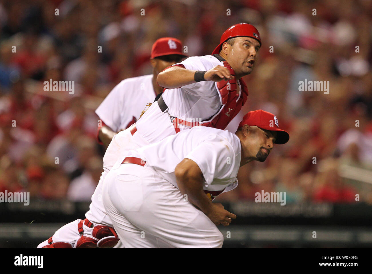 Cardinals de Saint-Louis catcher Gerald Laird jette le baseball sur Albert Pujols dans un effort pour obtenir Milwaukee Brewers Nyjer Morgan au début de la base de la cinquième manche au Busch Stadium de Saint-Louis le 9 août 2011. UPI/Bill Greenblatt Banque D'Images