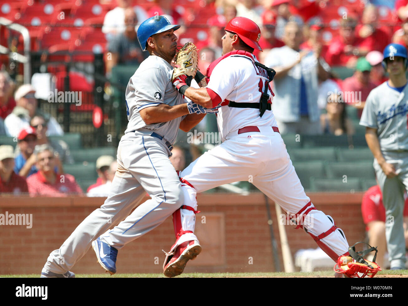 Los Angeles Dodgers Juan Rivera (L) et de Saint Louis Cardinals catcher Gerald Laird entrer dans un match poussant après Rivera glisser en toute sécurité dans la plaque dans la troisième manche au Busch Stadium de Saint-Louis Le 23 août 2011. Los Angeles a gagné le match 9-4. UPI/Bill Greenblatt Banque D'Images