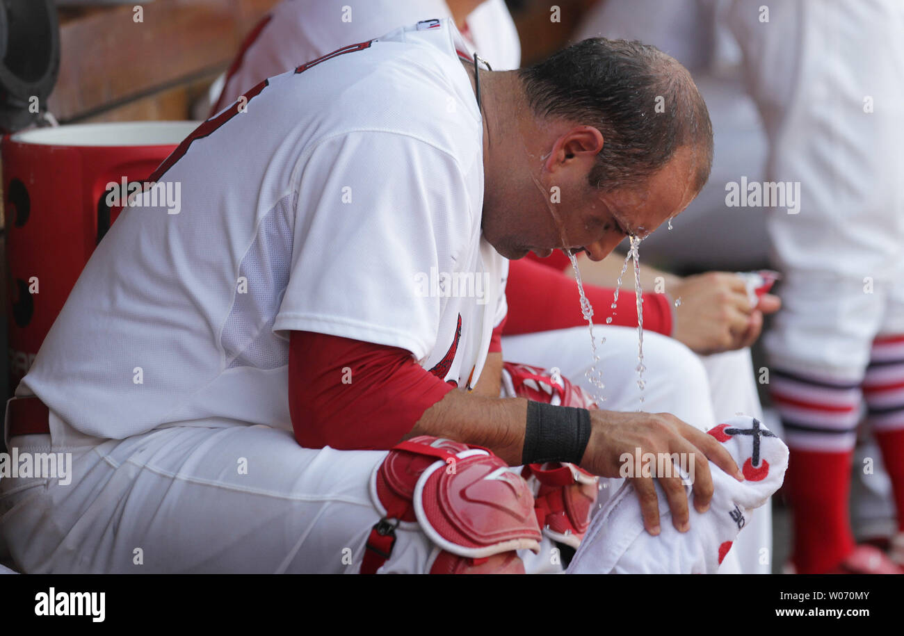 Cardinals de Saint-Louis catcher Gerald Laird tente de se rafraîchir dans les 97 degrés de chaleur à l'eau froide pendant un match contre les Dodgers de Los Angeles au Busch Stadium de Saint-Louis Le 23 août 2011. Los Angeles a gagné le match 9-4. UPI/Bill Greenblatt Banque D'Images