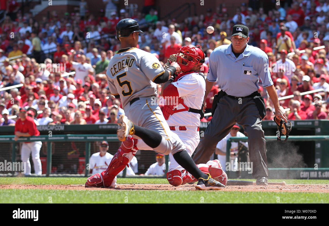 Pirates de Pittsburgh Ronny Cedeno frappe la balle sans les mains de Saint Louis Cardinals catcher Gerald Laird, le scoring de seconde base dans la deuxième manche au Busch Stadium de Saint-Louis Le 28 août 2011. L'appel de la jouer est homeplate juge-arbitre andy Fletcher. UPI/Bill Greenblatt Banque D'Images