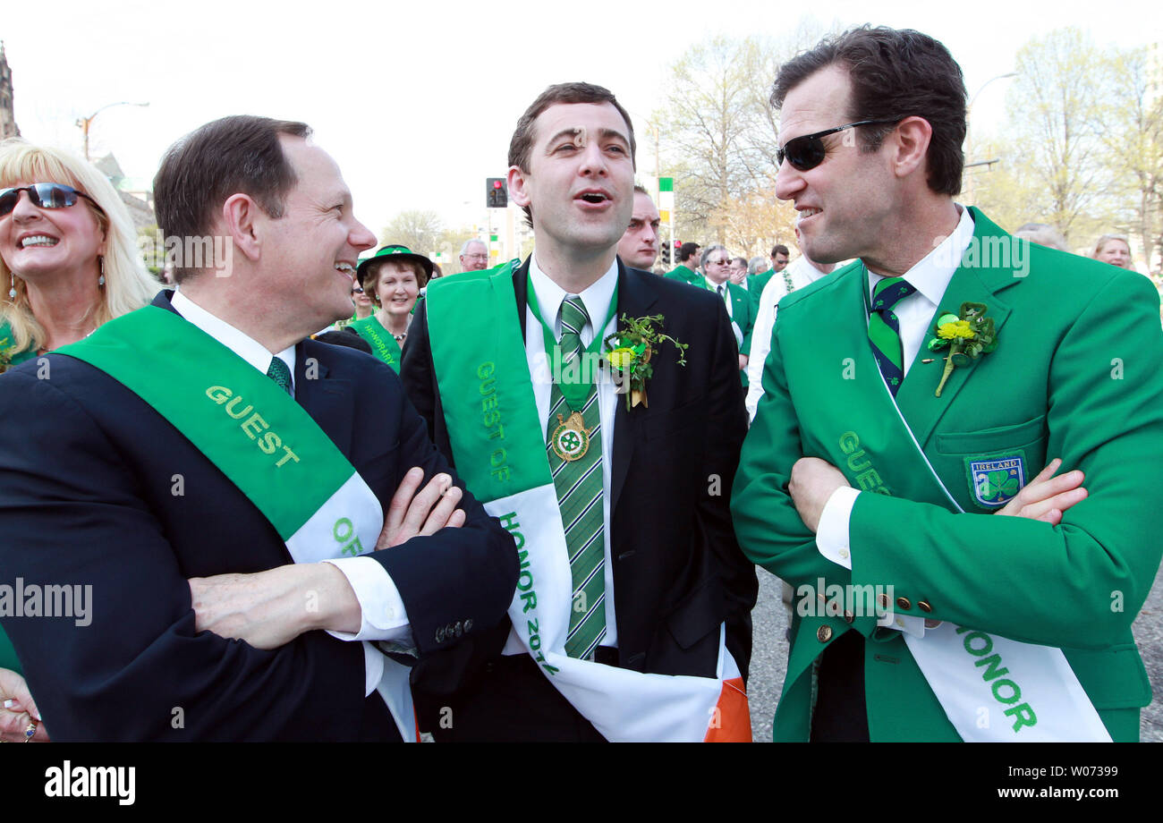 Le sénateur irlandais Mark Daly (C) des entretiens avec le maire de St Louis Francis Slay (L) et Russ Carnahan (D-St. Louis) au cours de la saint Louis St Patrick Day Parade à St Louis le 17 mars 2012. Carnahan et Daly fait connaissance les uns les autres au moyen de leurs rôles en tant que membre du Congrès qui, à l'Irlande est le Parlement, et de leur intérêt mutuel sur les questions des droits de l'homme. UPI/Bill Greenblatt Banque D'Images