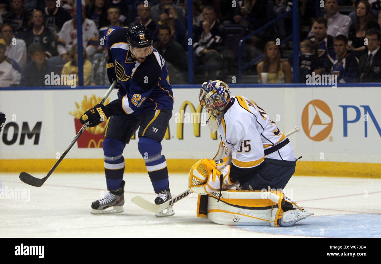 Le gardien Pekka Rinne des Nashville Predators de Finlande reçoit un bâton sur la rondelle lâche en face de Saint Louis Blues Patrik Berglund de Finlande dans la première période à la Scottrade Center à St Louis Le 27 mars 2012. UPI/Bill Greenblatt Banque D'Images