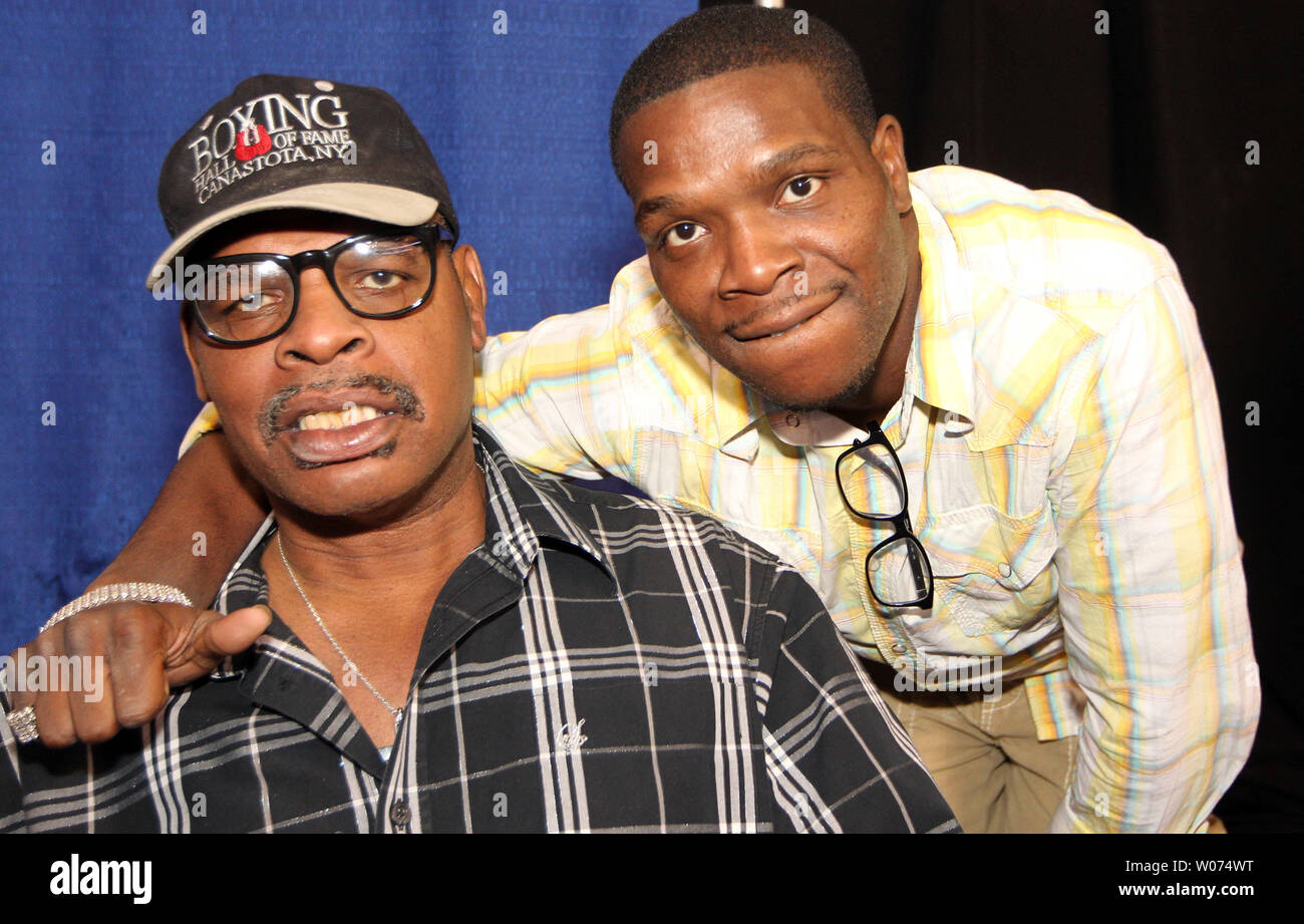 L'ancien champion poids lourd de boxe du monde Leon Spinks (L) et son fils Cory Spinks, ancien champion IBF des tournois européens, et un ancien champion incontesté, posent pour une photo à la gars ultime Week-end à la Chaifetz Arena à St Louis le 12 août 2012. UPI/Bill Greenblatt Banque D'Images