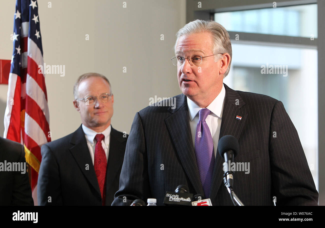 Le Gouverneur du Missouri, Jay Nixon énonce son intention d'assurer la couverture des soins de santé pour une période supplémentaire de quelque 300 000 Missouriens, tandis que les soins de BJC Président et chef de la direction Steven Lipstein regarde à St Louis Le 29 novembre 2012. Nixon dit l'étape devrait non seulement bénéficier de la santé globale de l'état, les résidents, mais serait également une manière responsable pour déplacer l'état du Missouri et les contribuables parce que le financement fédéral sera de couvrir 100  % des coûts pour les trois premières années, et 90  % ou plus dans les années suivantes. UPI/Bill Greenblatt Banque D'Images
