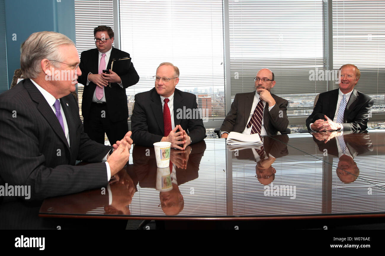 Le Gouverneur du Missouri, Jay Nixon expose ses plans pour assurer la couverture des soins de santé pour une période supplémentaire de quelque 300 000, à Missouriens BJC Les cadres à St Louis Le 29 novembre 2012. Nixon dit l'étape devrait non seulement bénéficier de la santé globale de l'état, les résidents, mais serait également une manière responsable pour déplacer l'état du Missouri et les contribuables parce que le financement fédéral sera de couvrir 100  % des coûts pour les trois premières années, et 90  % ou plus dans les années suivantes. UPI/Bill Greenblatt Banque D'Images