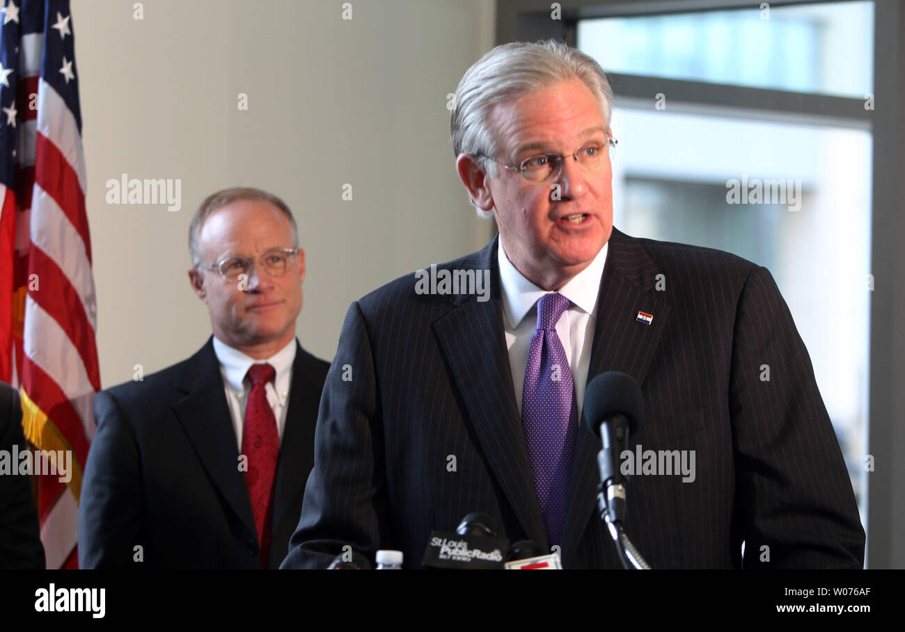 Le Gouverneur du Missouri, Jay Nixon énonce son intention d'assurer la couverture des soins de santé pour une période supplémentaire de quelque 300 000 Missouriens, tandis que les soins de BJC Président et chef de la direction Steven Lipstein regarde à St Louis Le 29 novembre 2012. Nixon dit l'étape devrait non seulement bénéficier de la santé globale de l'état, les résidents, mais serait également une manière responsable pour déplacer l'état du Missouri et les contribuables parce que le financement fédéral sera de couvrir 100  % des coûts pour les trois premières années, et 90  % ou plus dans les années suivantes. UPI/Bill Greenblatt Banque D'Images
