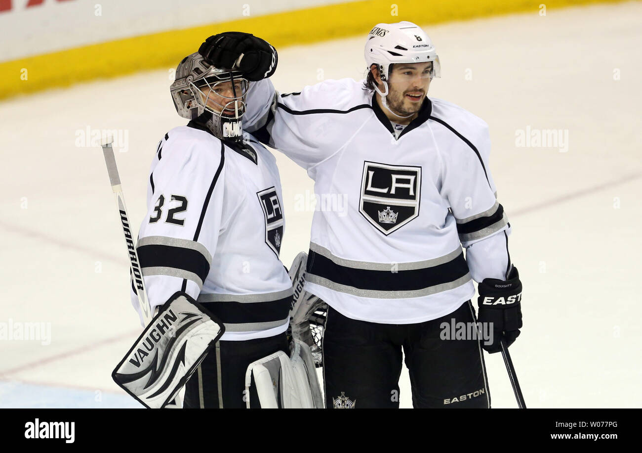 Kings de Los Angeles Doughty Drew (R) célèbre une victoire de 4-2 sur les Blues de Saint-Louis avec gardien Jonathan Quick au Scottrade Center à St Louis Le 28 mars 2013. UPI/Bill Greenblatt Banque D'Images