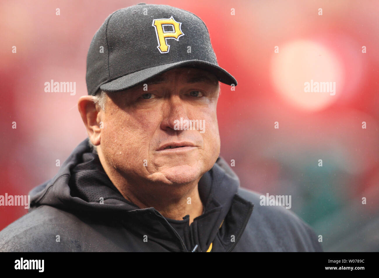 Manager des Pirates de Pittsburgh, Clint Hurdle promenades dans la fosse lors d'un match contre les Cardinals de Saint-Louis au Busch Stadium de Saint-Louis Le 27 avril 2013. UPI/Bill Greenblatt Banque D'Images