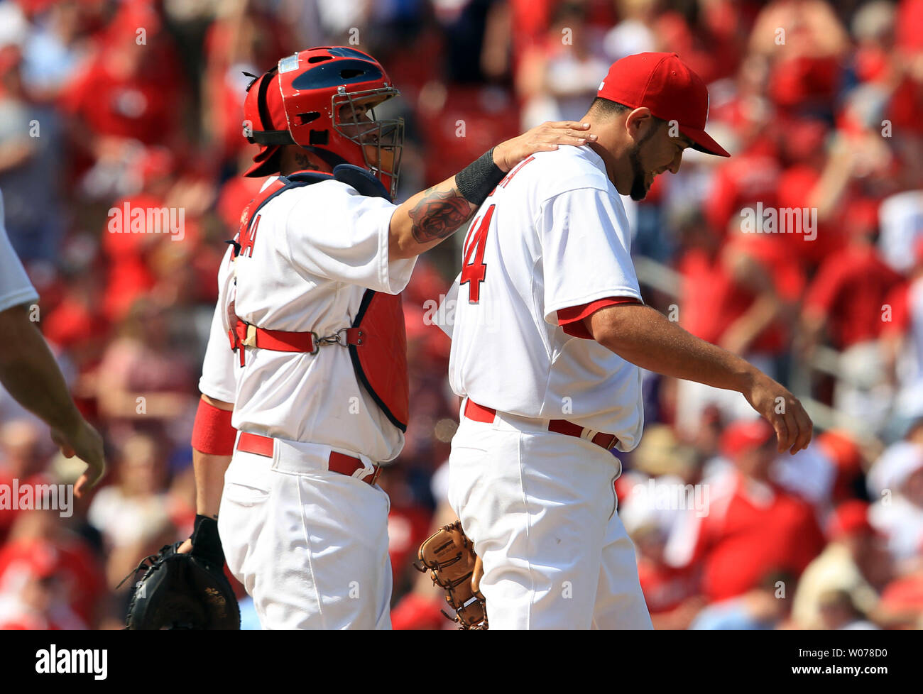 Cardinals de Saint-Louis catcher Yadier Molina célèbre une victoire de 4-2 sur les Reds de Cincinnati avec cruche Edward Mujica entraîneur à Busch Stadium à St Louis le 1 mai 2013. UPI/Bill Greenblatt Banque D'Images