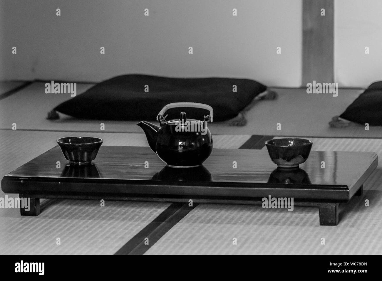 Thé japonais dans le pot en argile sur les tatamis Banque D'Images