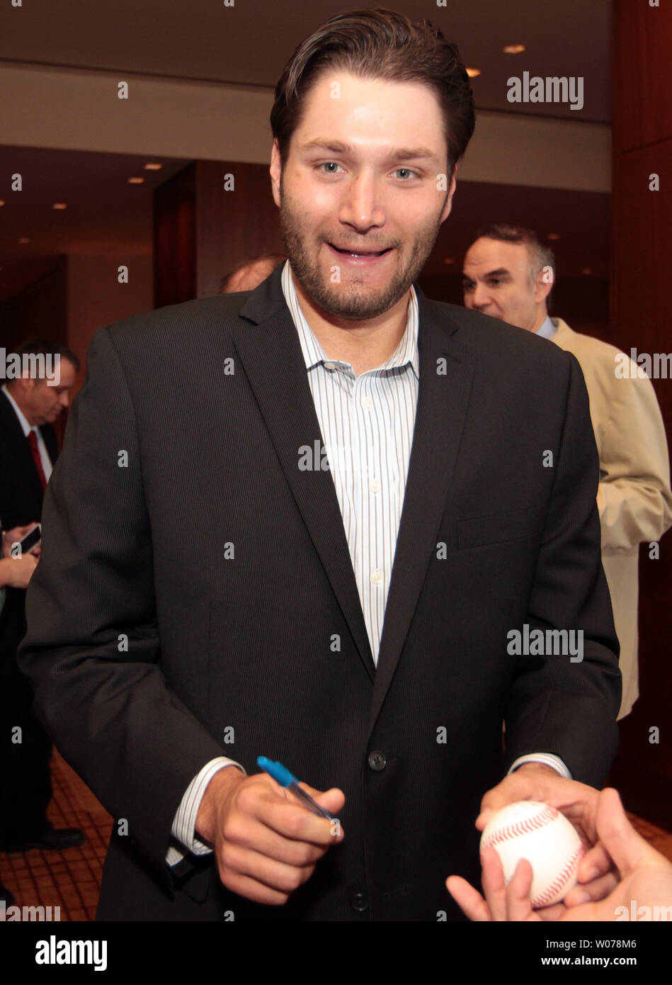 Cardinals de Saint-Louis le lanceur partant Lance Lynn, signe des autographes pendant une levée de fonds pour le Centre de Thompson pour l'autisme et troubles neurodéveloppementaux à St Louis le 16 mai 2013. UPI/Bill Greenblatt Banque D'Images