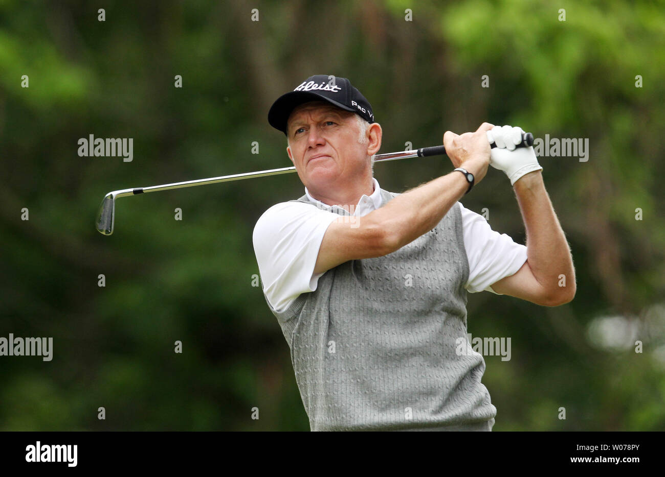 Roger Chapman, champion en titre, prend son coup de départ au 11e trou au Bellerive Country Club lors de la manche d'ouverture de la 74e Senior PGA Championship à St Louis le 23 mai 2013. UPI/Bill Greenblatt Banque D'Images