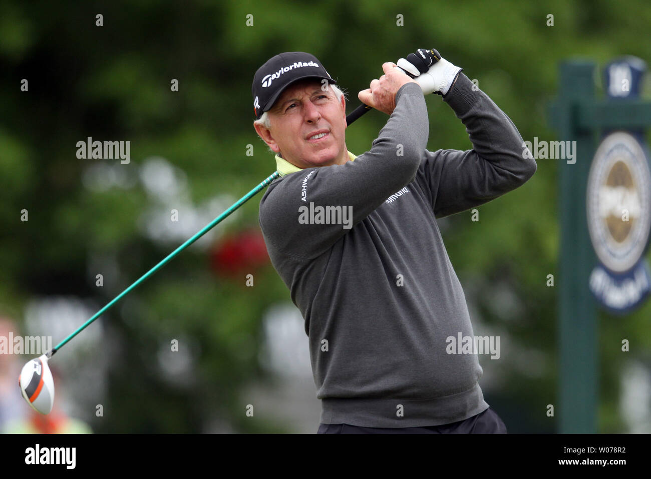 Hale Irwin prend son coup de départ au 10e trou à Bellerive Country Club le premier jour de la 74e Senior PGA Championship à St Louis le 23 mai 2013. UPI/Bill Greenblatt Banque D'Images