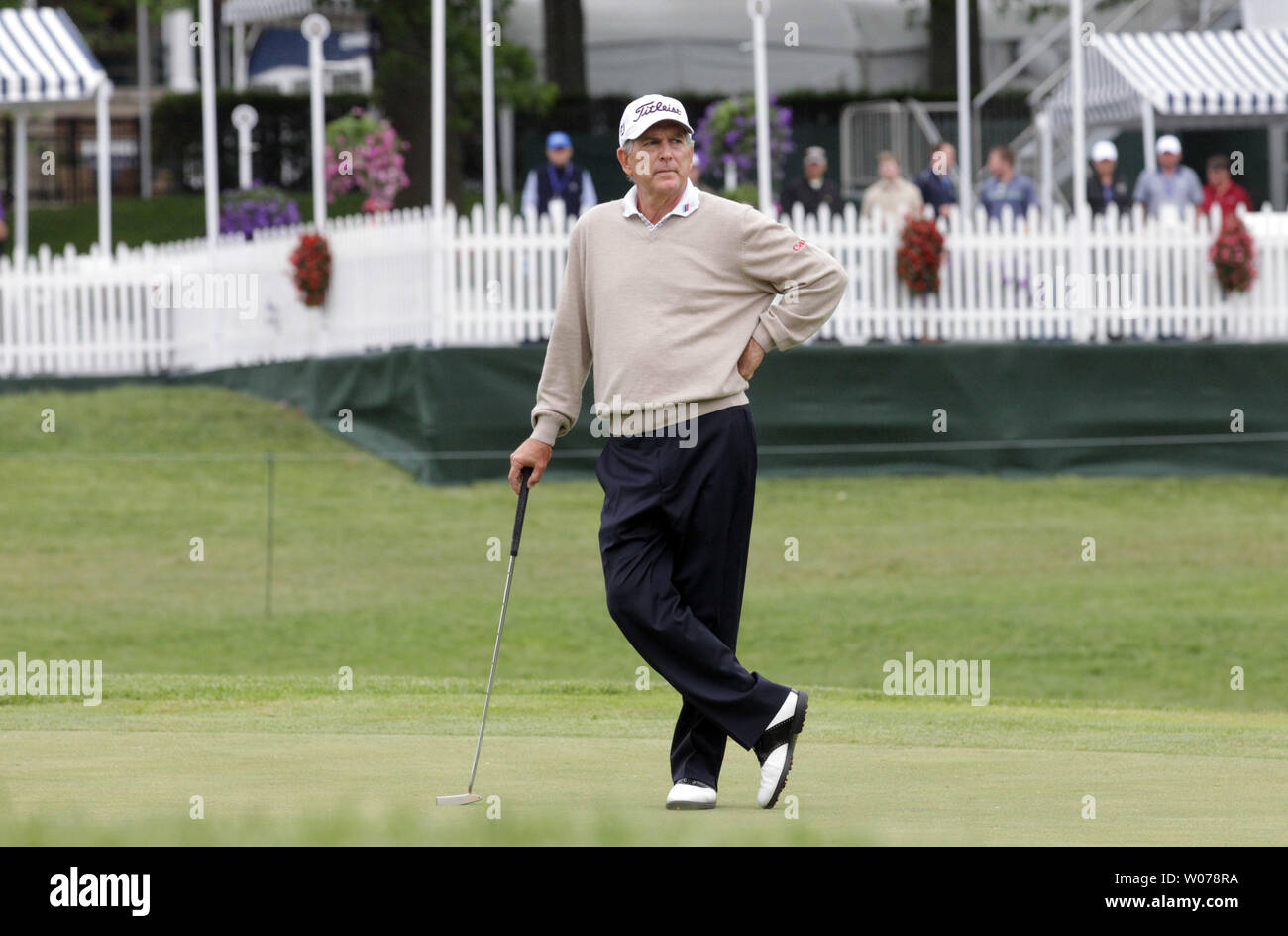 Jay Haas attend son tour pour frapper légèrement sur le 18ème trou à Bellerive Country Club le premier jour de la 74e Senior PGA Championship à St Louis le 23 mai 2013. UPI/Bill Greenblatt Banque D'Images