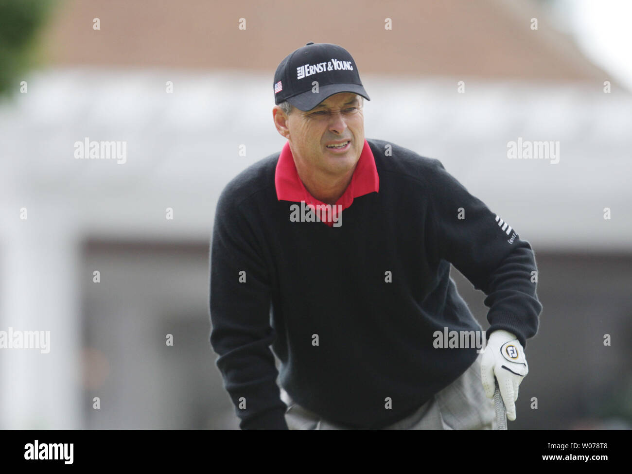 Loren Roberts de Memphis surveille son coup de départ sur le premier trou de la troisième ronde de la 74e Senior PGA Championship à St Louis le 25 mai 2013. UPI/Bill Greenblatt Banque D'Images