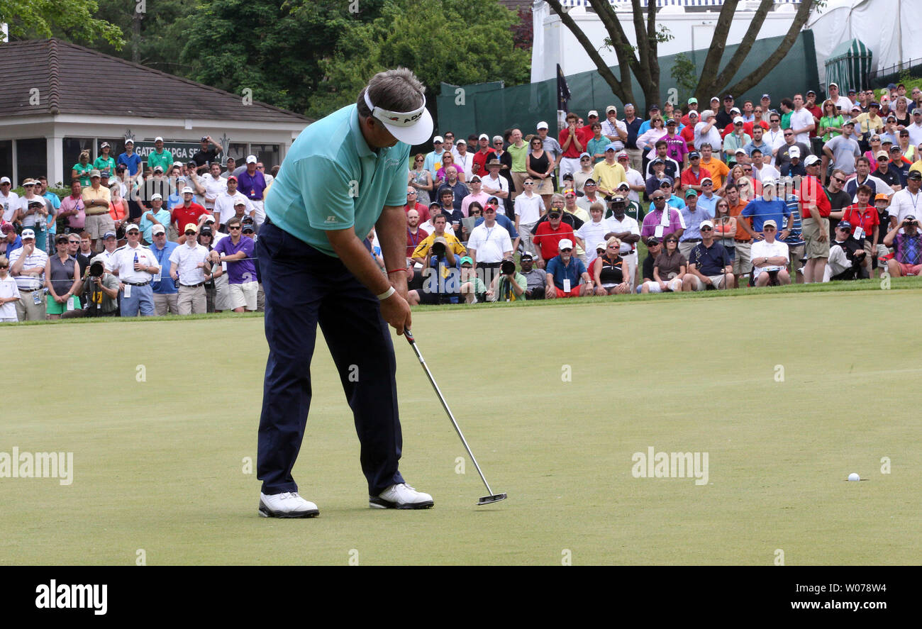 Kenny Perry Chef son puits de putt sur le neuvième vert pendant le tour final de la 74e Senior PGA Championship à Bellerive Country Club à St Louis le 26 mai 2013. UPI/Bill Greenblatt Banque D'Images