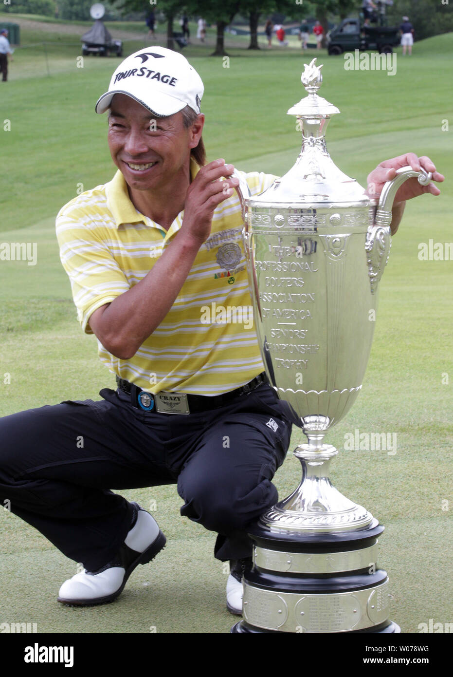 Kohki Idoki du Japon s'agenouille avec le trophée Bourne après avoir remporté le 74e Senior PGA Championship à Bellerive Country Club à St Louis le 26 mai 2013. Idoki a remporté le tournoi avec un 11 sous. UPI/Bill Greenblatt Banque D'Images