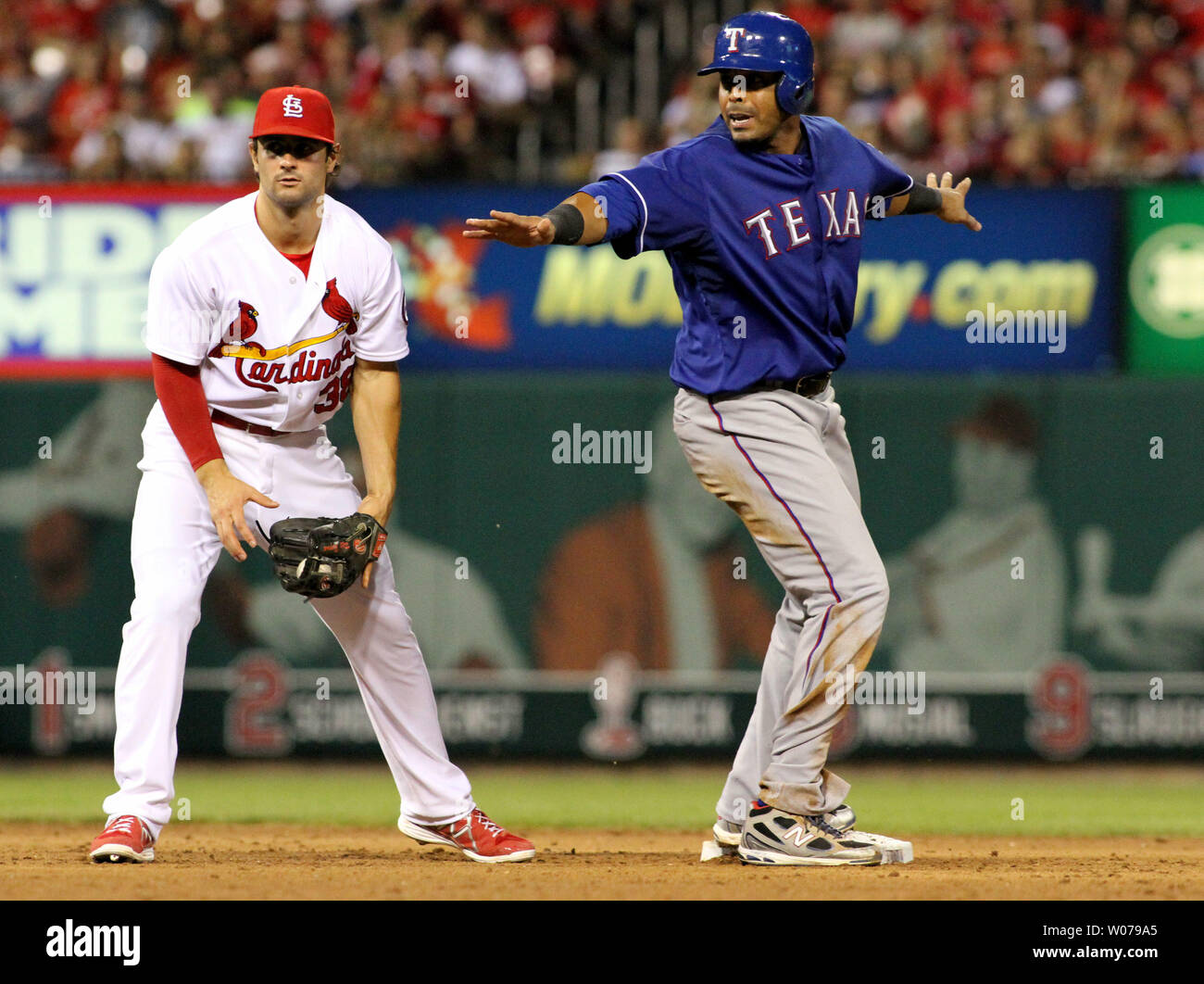 Les Rangers du Texas Nelson Cruz tente de convaincre le juge-arbitre qu'il était en sécurité sur un double jeu par les Cardinals de Saint-Louis dans la huitième manche au Busch Stadium de Saint-Louis Le 21 juin 2013. Les Rangers ont battu les Cardinals 6-4. UPI/Rob Cornforth Banque D'Images