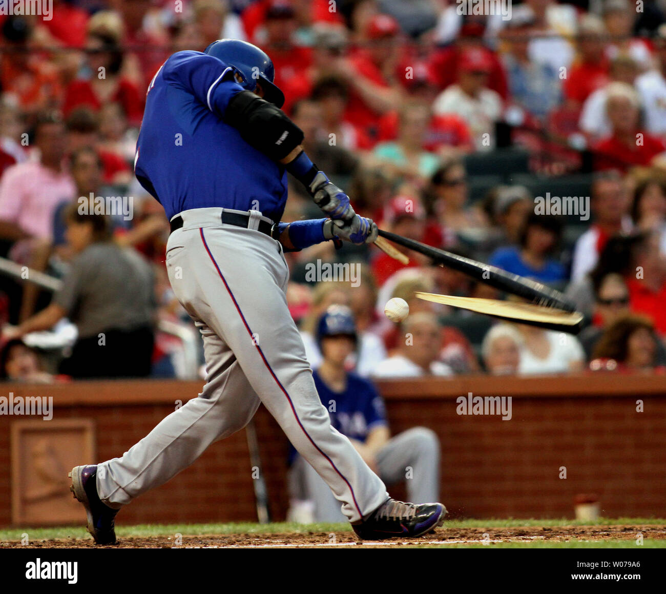 Texas Rangers David Murphy rompt sa bat contre les Cardinals de Saint-Louis au Busch Stadium de Saint-Louis Le 21 juin 2013. Les Rangers ont battu les Cardinals 6-4. UPI/Rob Cornforth Banque D'Images