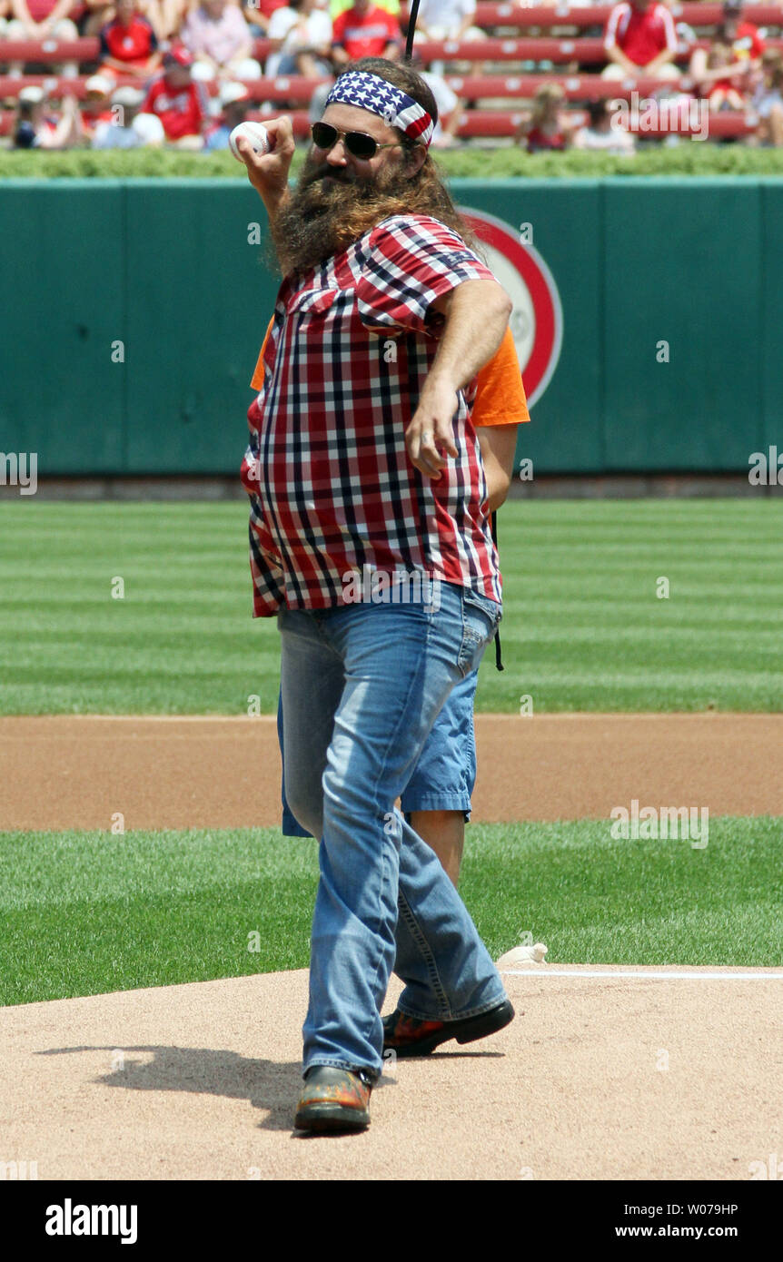 Duck Dynasty's Willie Robertson lance le premier lancer pour un match entre les Cardinals de Saint-Louis et les Marlins de Miami au Busch Stadium de Saint-Louis Le 7 juillet 2013. UPI/Rob Cornforth Banque D'Images