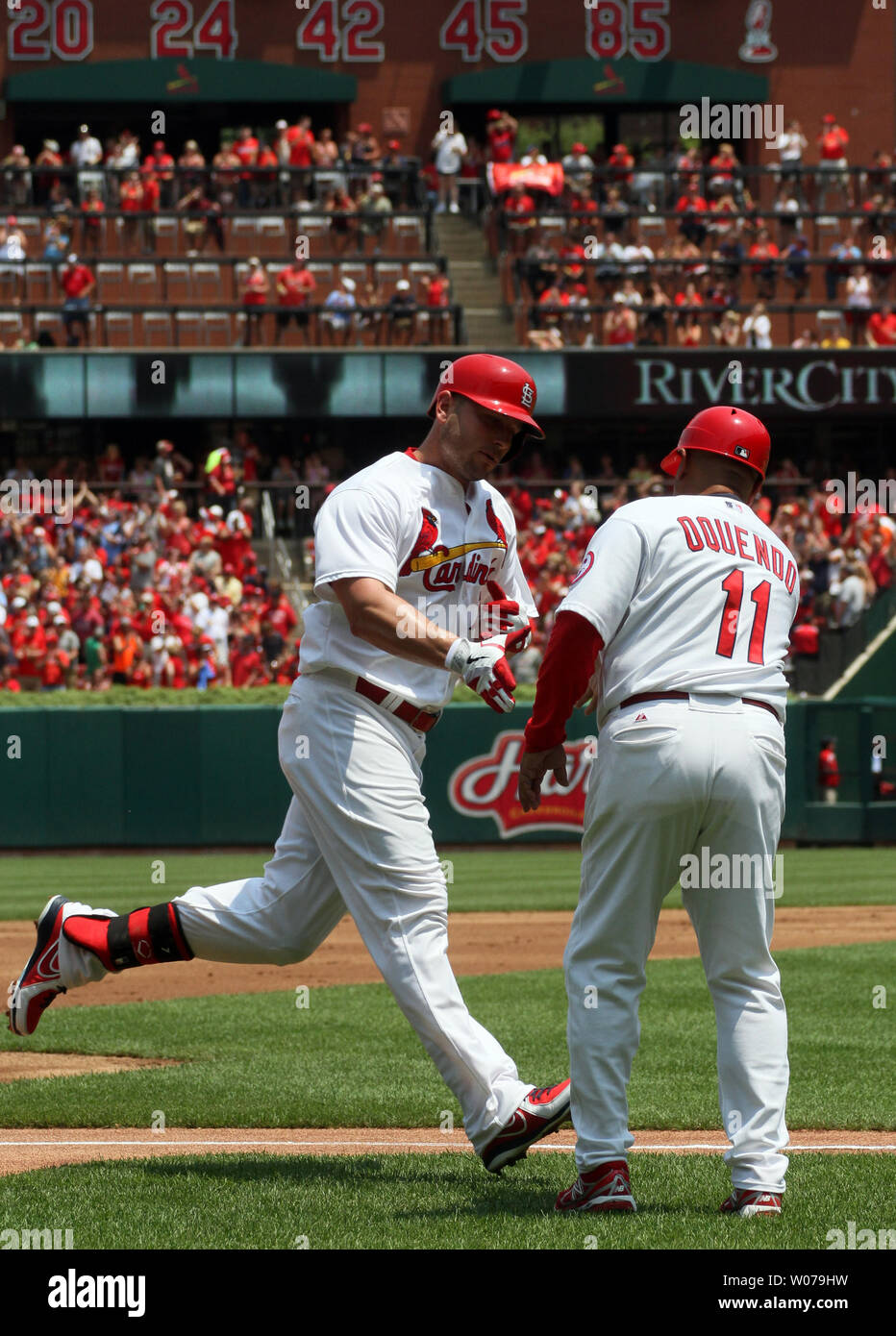 Cardinals de Saint-Louis Matt Holliday (L) est félicité par Jose Oquendo après son home run dans la première manche contre les Marlins de Miami au Busch Stadium de Saint-Louis Le 7 juillet 2013. Les Cardinaux défait les Marlins 3-2. UPI/Rob Cornforth Banque D'Images