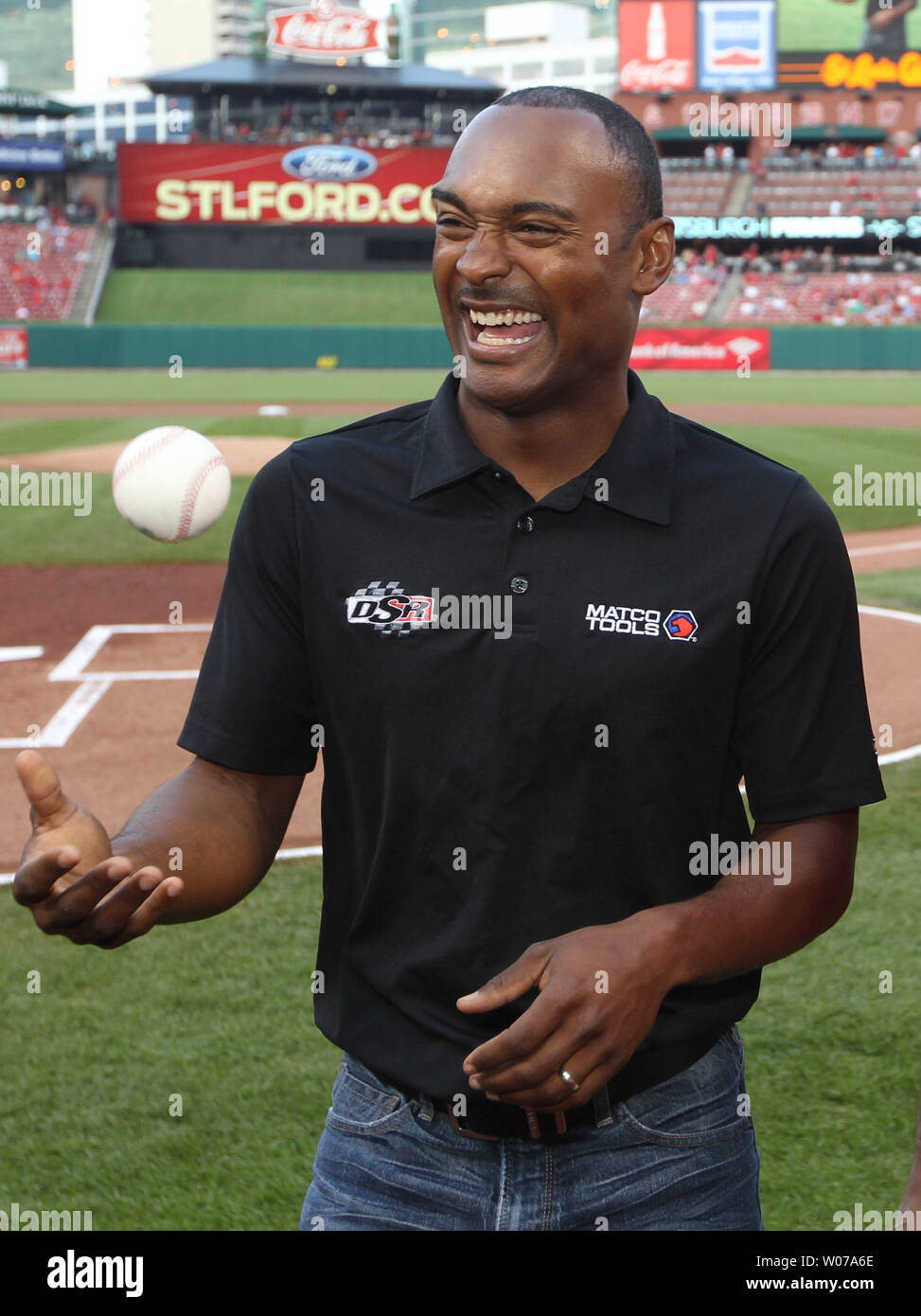 La Défense National Hot Rod Association Champion du Monde et le premier Afro-américain à remporter un championnat national de course automobile, Antron Brown, se prépare à thorw une cérémonie premier terrain avant le Pirates-St Pittsburgh. Louis Cardinals match de baseball à Busch Stadium à St Louis le 13 août 2013.UPI/Bill Greenblatt Banque D'Images
