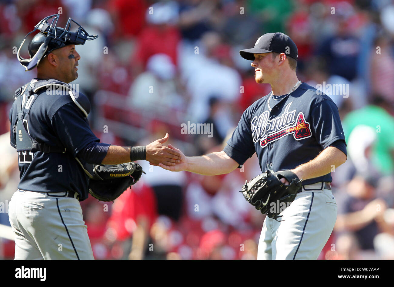 Atlanta Braves catcher Gerald Laird Craig Kimbrel pitcher félicite après une victoire de 5-2 sur les Cardinals de Saint-Louis au Busch Stadium de Saint-Louis le 25 août 2013. UPI/Bill Greenblatt Banque D'Images