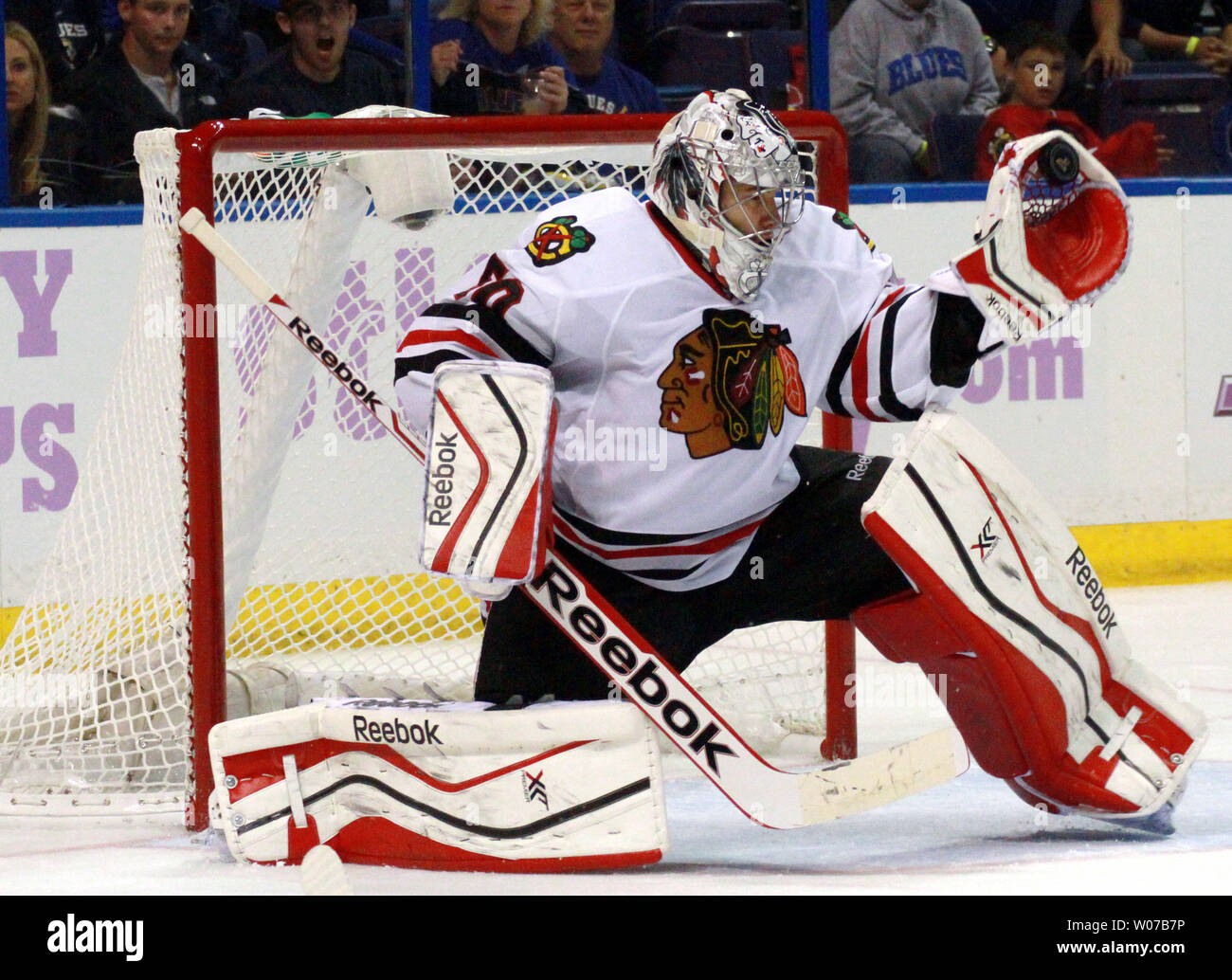 Le gardien des Blackhawks de Chicago Corey Crawford (50) chicots un coup d'Blues de St-Louis en troisième période au Scottrade Center à St Louis le 9 octobre 2013. Le Blues a défait les Blackhawks 3-2. UPI/Rob Cornforth Banque D'Images