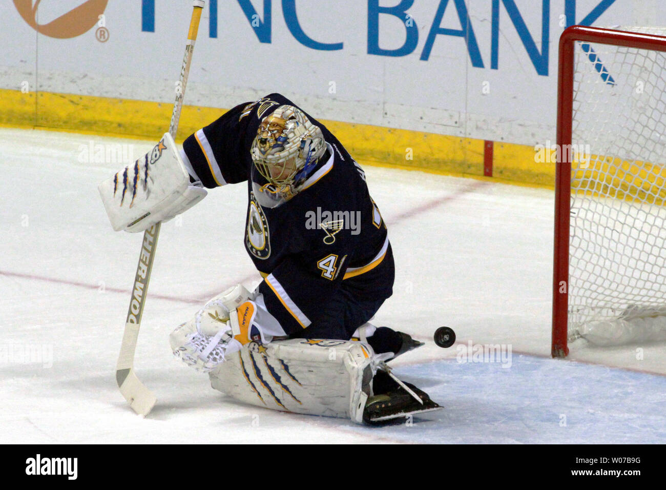 Le gardien des Blues de Saint-Louis Jaroslav Halak (41) bloque l'un des Rangers de New York tourné dans la première période à la Scottrade Center à St Louis le 12 octobre 2013. UPI/Rob Cornforth Banque D'Images