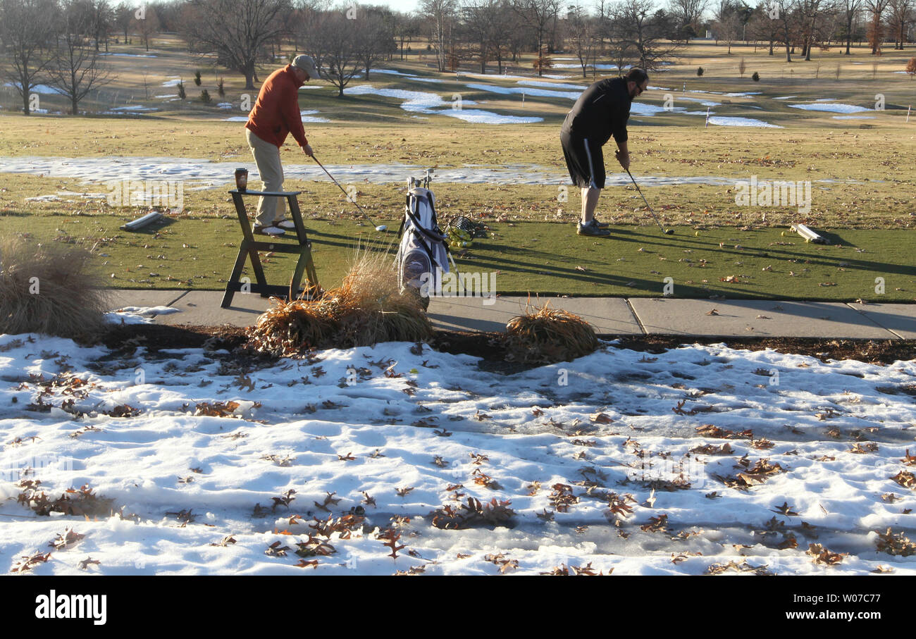 Pratiquer votre swing de golf près de la fonte des neiges dans la région de Forest Park, les températures atteignent 58 degrés à St Louis le 12 janvier 2014. Le beau temps était un changement bienvenu après d'âpres et températures de neige record gipped la région plus tôt dans la semaine. UPI/Bill Greenblatt Banque D'Images