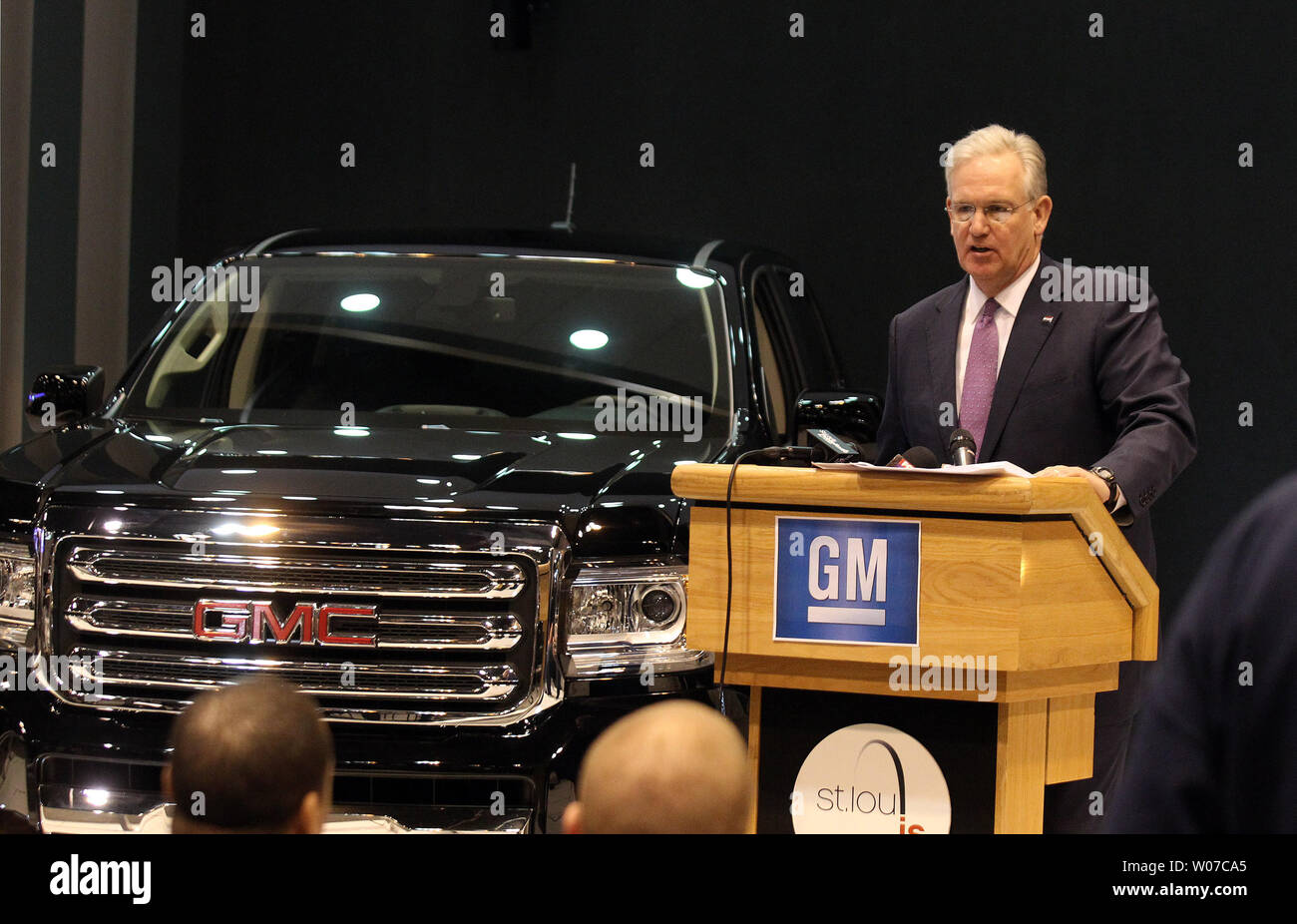 Le Gouverneur du Missouri, Jay Nixon fait des commentaires près d'un tout nouveau 2014 GMC Canyon au St. Louis Auto Show à St Louis Le 23 janvier 2014. Le Canyon, avec le Chevrolet Colorado sont en fabrication à l'usine GM Wentzville de Wentzville, Missouri . Nixon a contribué à dévoiler le nouveau camion à la North American Auto Show de Detroit la semaine dernière. UPI/Bill Greenblatt Banque D'Images