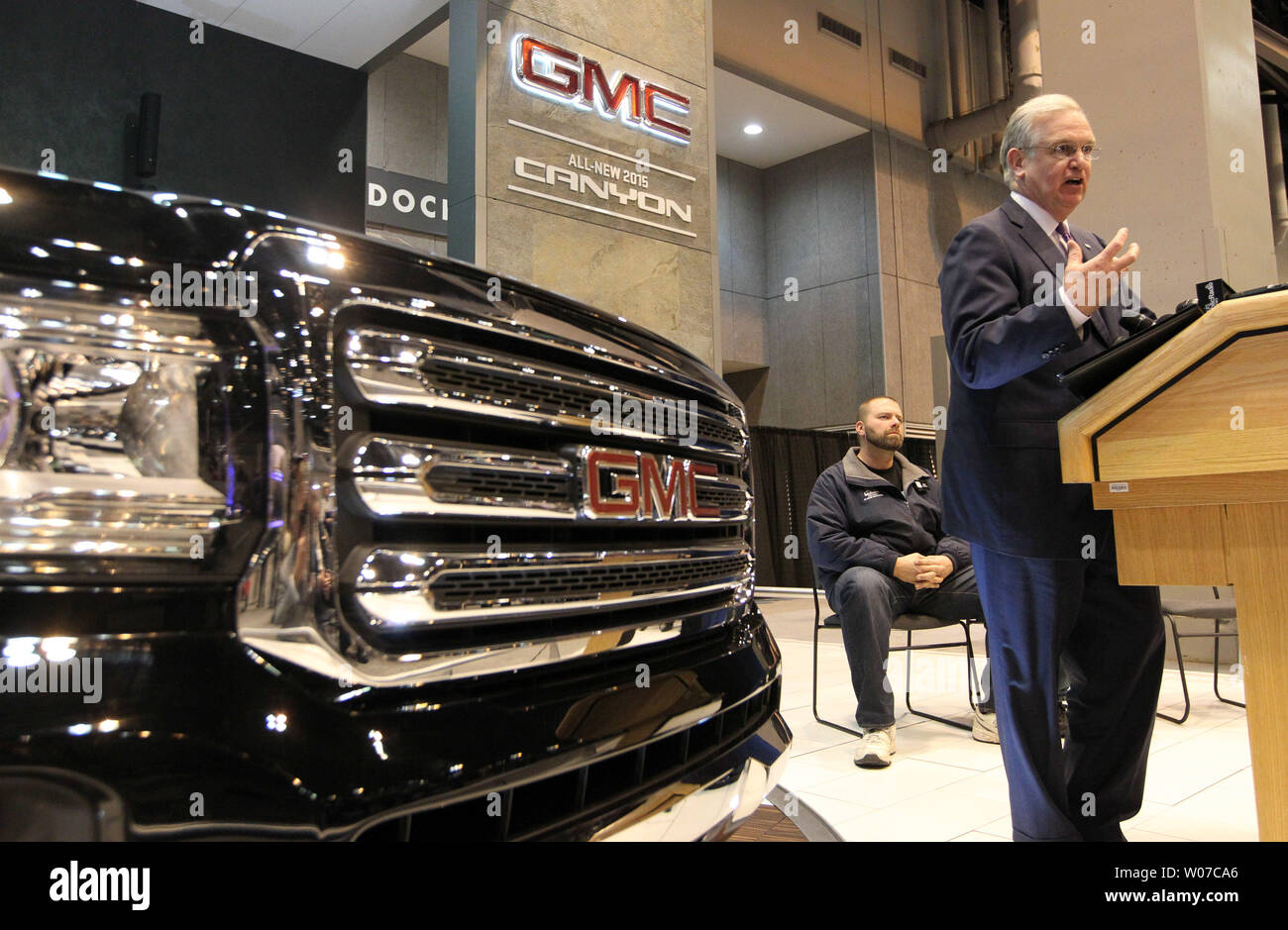 Le Gouverneur du Missouri, Jay Nixon fait des commentaires près d'un tout nouveau 2014 GMC Canyon au St. Louis Auto Show à St Louis Le 23 janvier 2014. Le Canyon, avec le Chevrolet Colorado sont en fabrication à l'usine GM Wentzville de Wentzville, Missouri . Nixon a contribué à dévoiler le nouveau camion à la North American Auto Show de Detroit la semaine dernière. UPI/Bill Greenblatt Banque D'Images