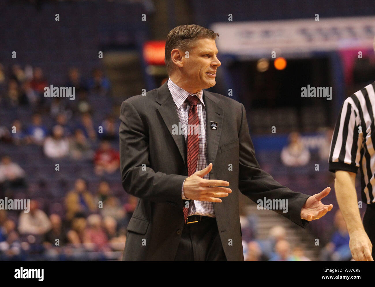 Entraîneur de basket-ball tête Ramblers Loyola Porter Moser communique avec l'un de ses joueurs dans la première moitié contre l'état de l'Indiana platanes au cours de la Missouri Valley Conference tournoi au Scottrade Center à St Louis le 7 mars 2014. UPI/Bill Greenblatt Banque D'Images