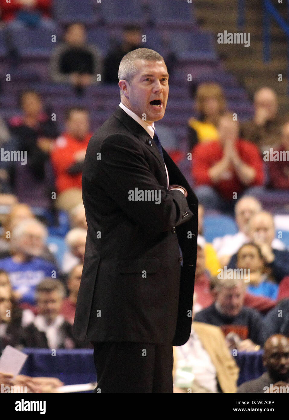 État de l'Indiana sycomores chef entraîneur de basket-ball Greg Lansing crie des instructions à ses joueurs dans la première moitié lors d'un match contre les Ramblers Loyola au cours de la Missouri Valley Conference tournoi au Scottrade Center à St Louis le 7 mars 2014. UPI/Bill Greenblatt Banque D'Images