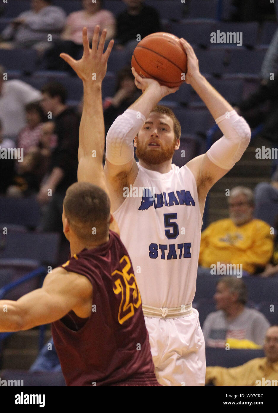 État de l'Indiana sycomores Justin Gant takes aim at le panier dans la première moitié contre la Loyola randonneurs au cours de la Missouri Valley Conference tournoi au Scottrade Center à St Louis le 7 mars 2014. UPI/Bill Greenblatt Banque D'Images