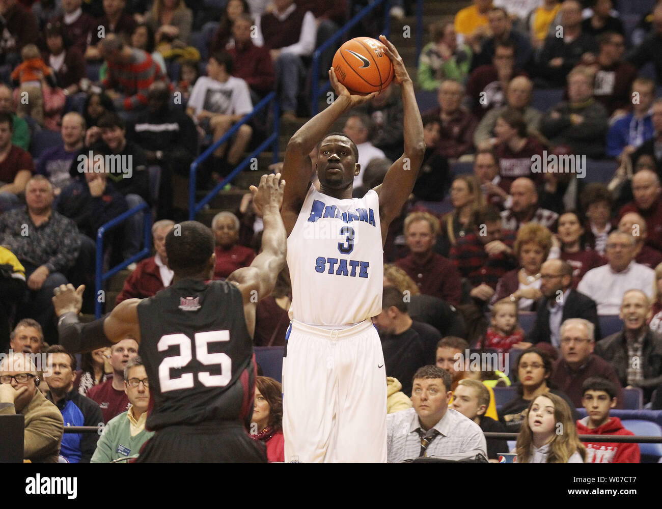 État de l'Indiana sycomores Manny Arop prend un point toi une balle dans la première moitié contre le sud de l'Illinois Salukis au cours de la Missouri Valley Conference tournoi au Scottrade Center à St Louis le 8 mars 2014. UPI/Bill Greenblatt Banque D'Images