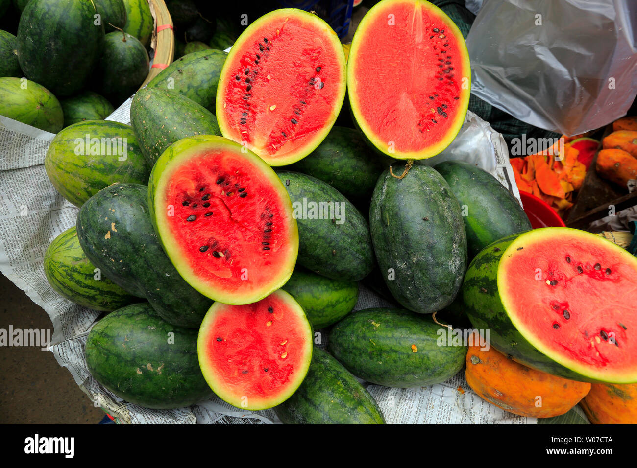 Affichage vendeurs de fruits frais pour les vendre sur le mois de Ramadan à Chawk Bazar, les musulmans à travers le monde d'observer le saint mois de jeûne du Ramadan, Dhak Banque D'Images