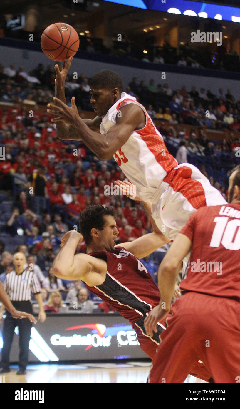 New Mexico Lobos Deshawn Delaney tombe sur la Stanford Cardinal Stefan Nastic en route vers le panier dans la première moitié de la Division 1 de la NCAA Men's Basketball Championship au Scottrade Center à St Louis le 21 mars 2014. UPI/Bill Greenblatt Banque D'Images